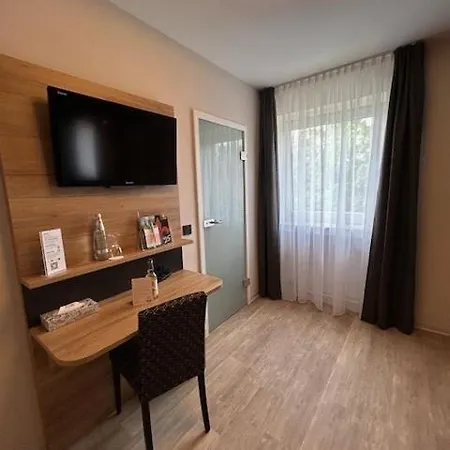 מלון Parkhotel 3*